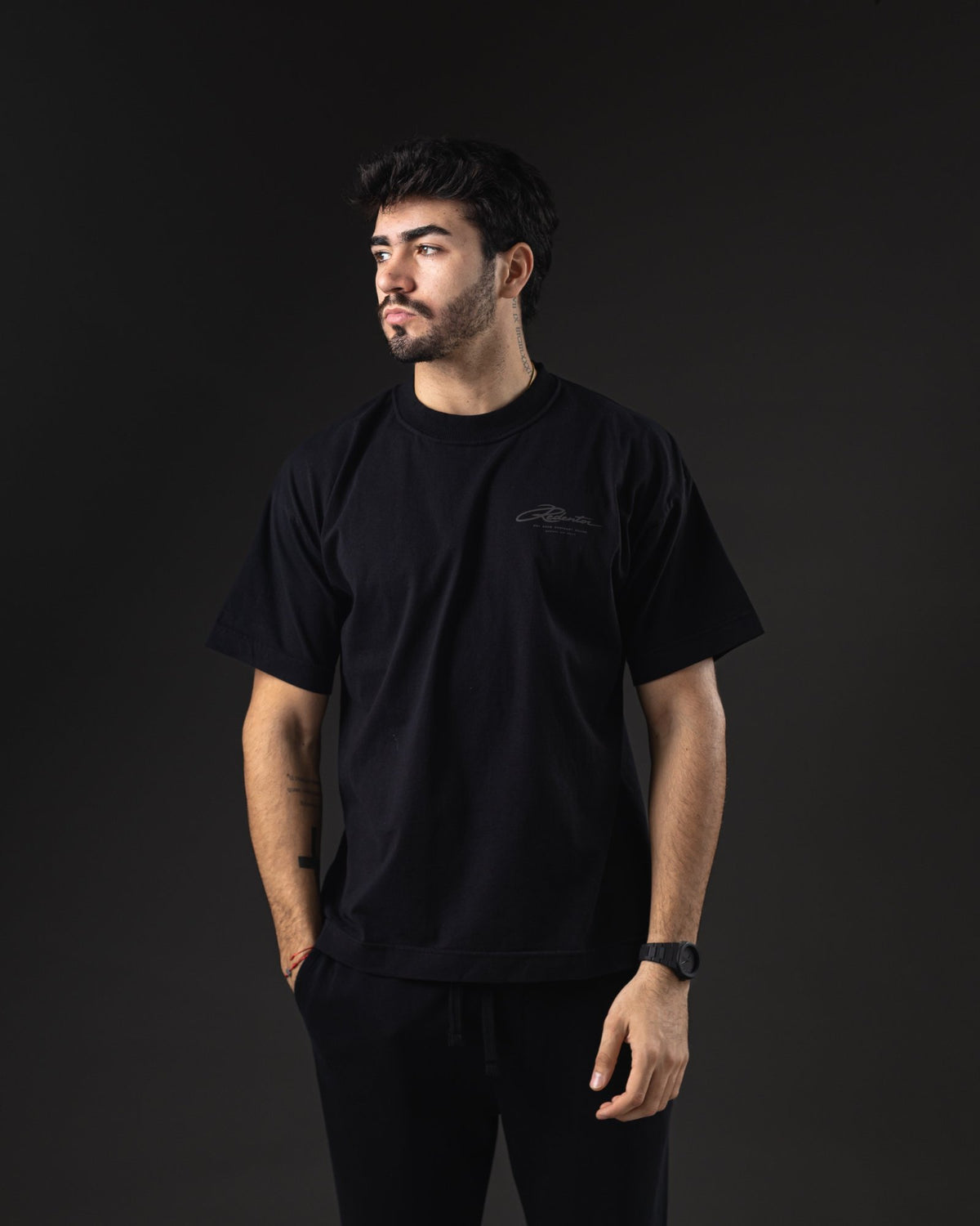 Look total black con la remera oversize REDENTOR Old School y jogger negro