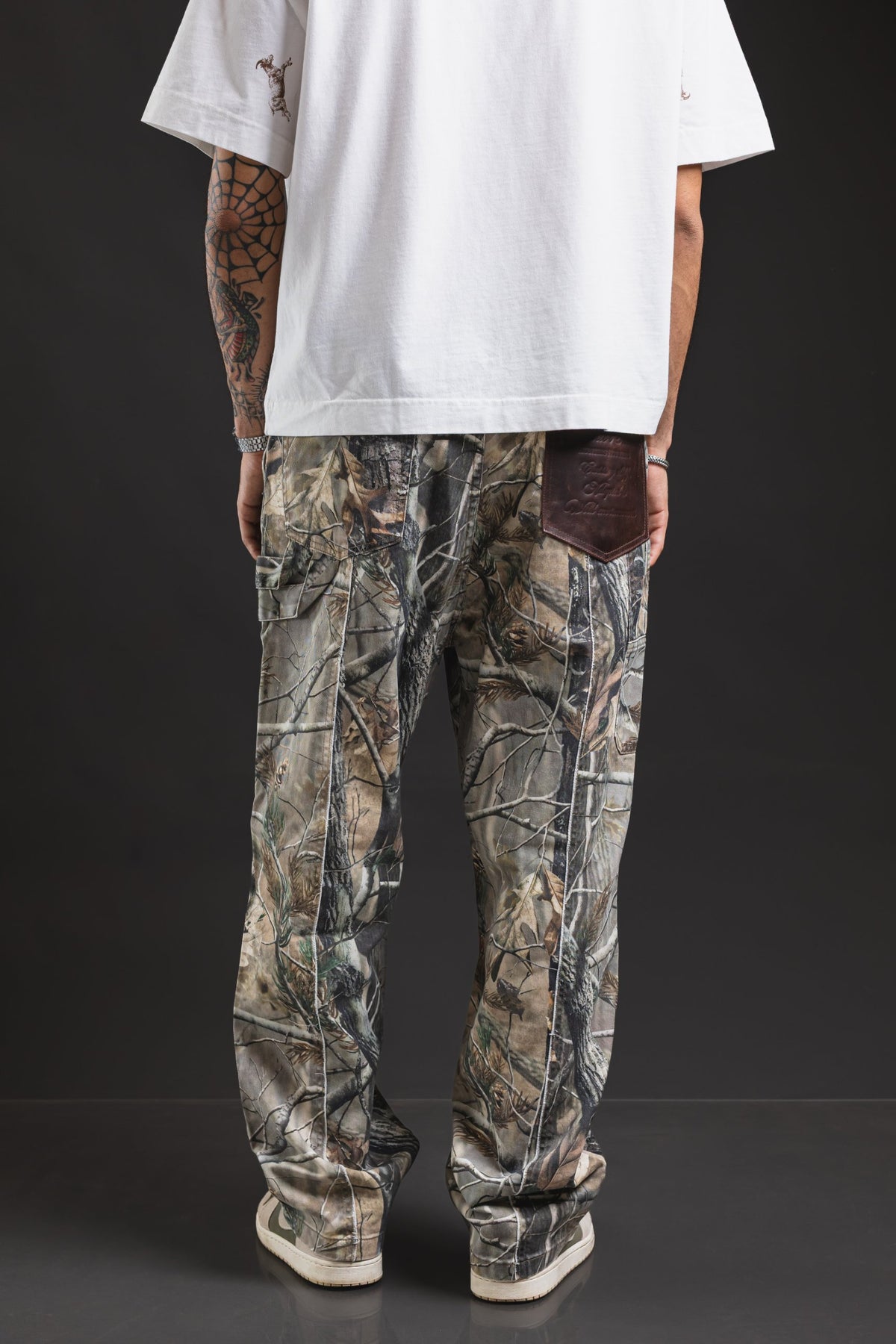 Pantalón baggy carpenter camo - espalda con bolsillo de cuero