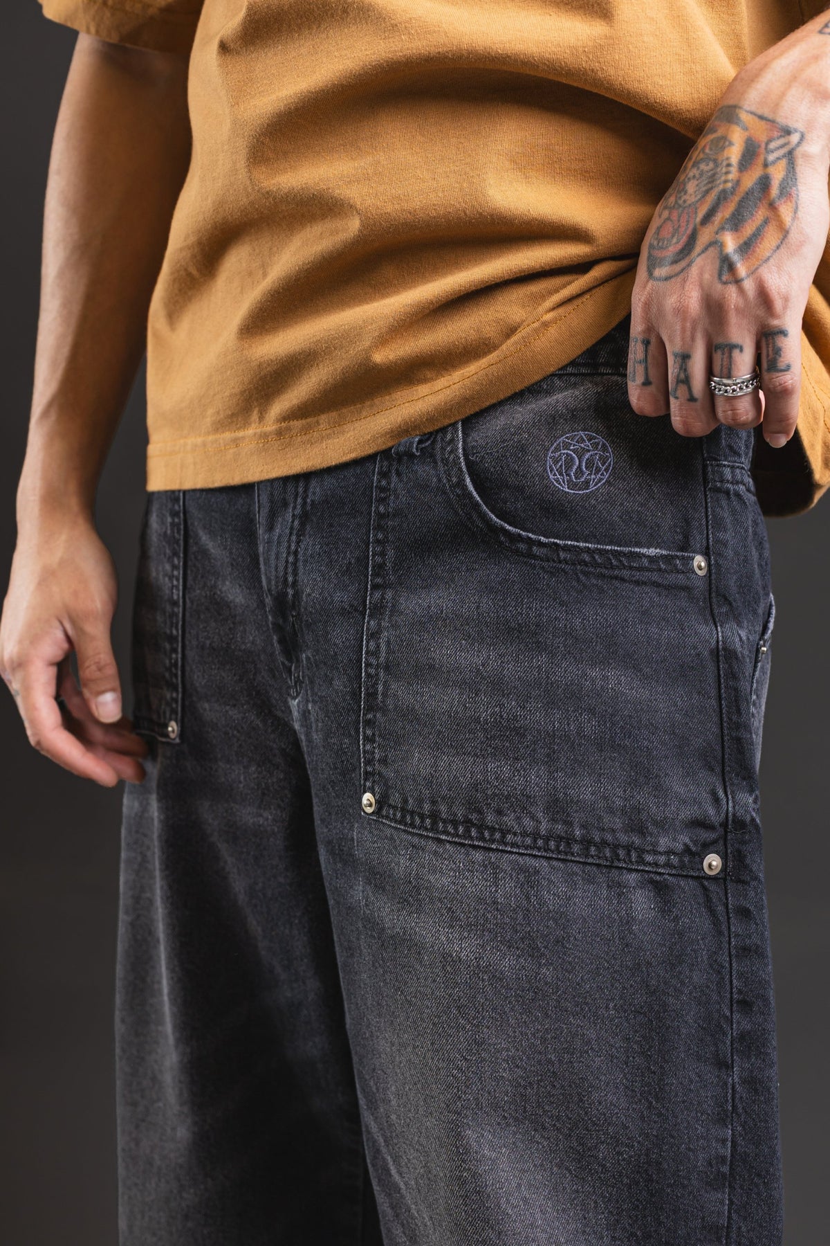 Pantalón Baggy Chopp Black Osaka, detalle del bolsillo delantero y emblema bordado