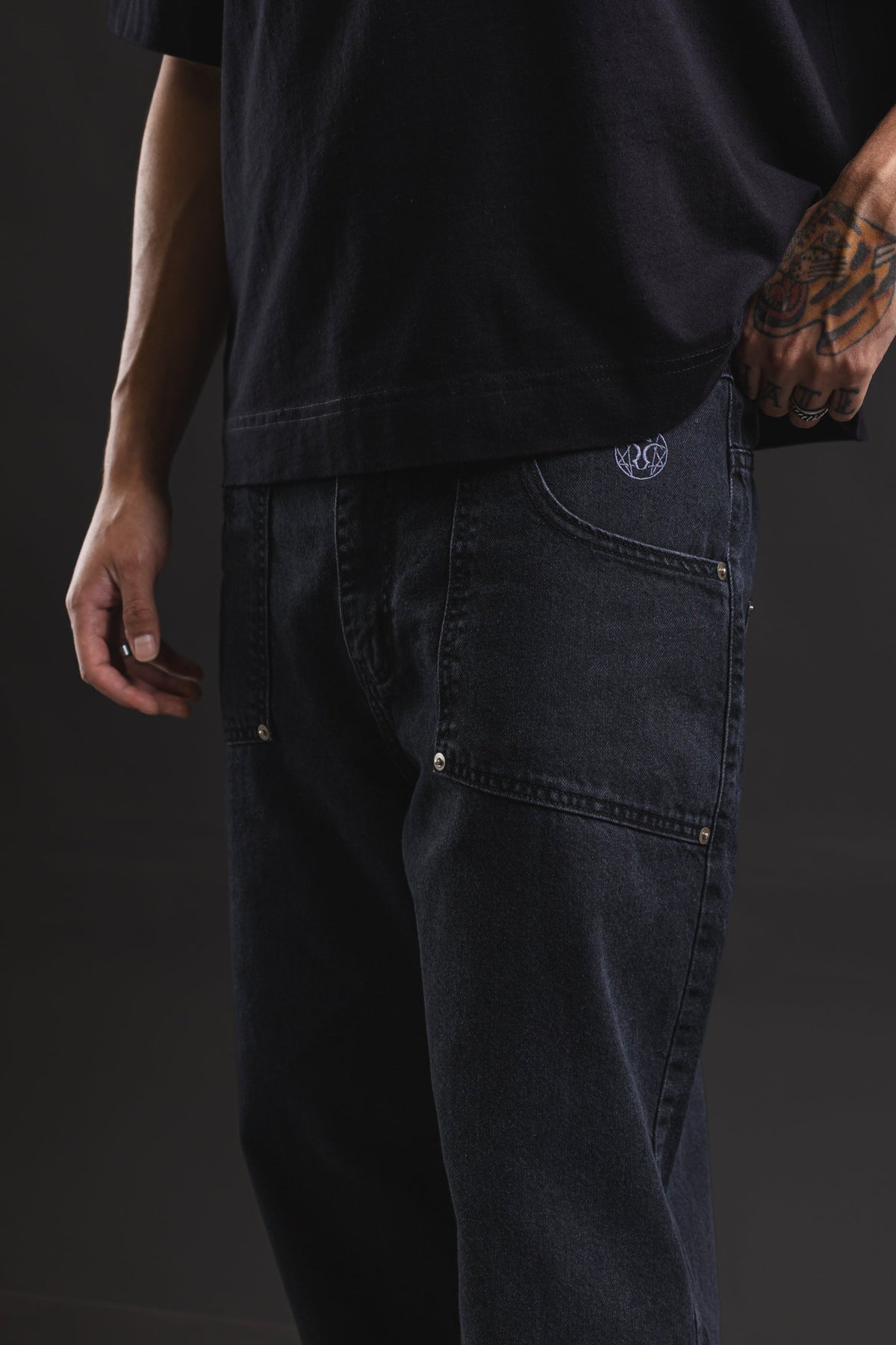 Pantalón Baggy Chopp Blackout Tokio, detalle del bolsillo delantero y emblema bordado