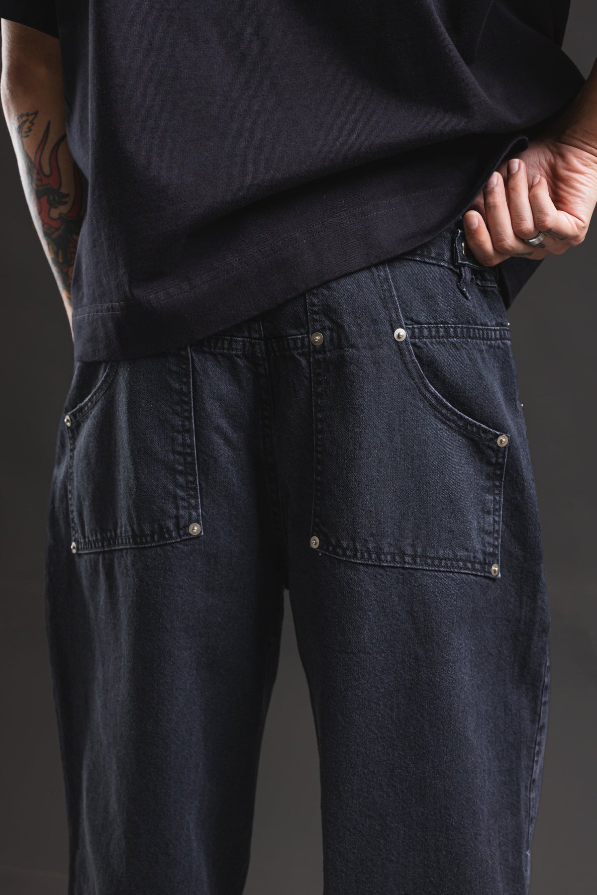 Pantalón Baggy Chopp Blackout Tokio, detalle de bolsillos traseros asimétricos