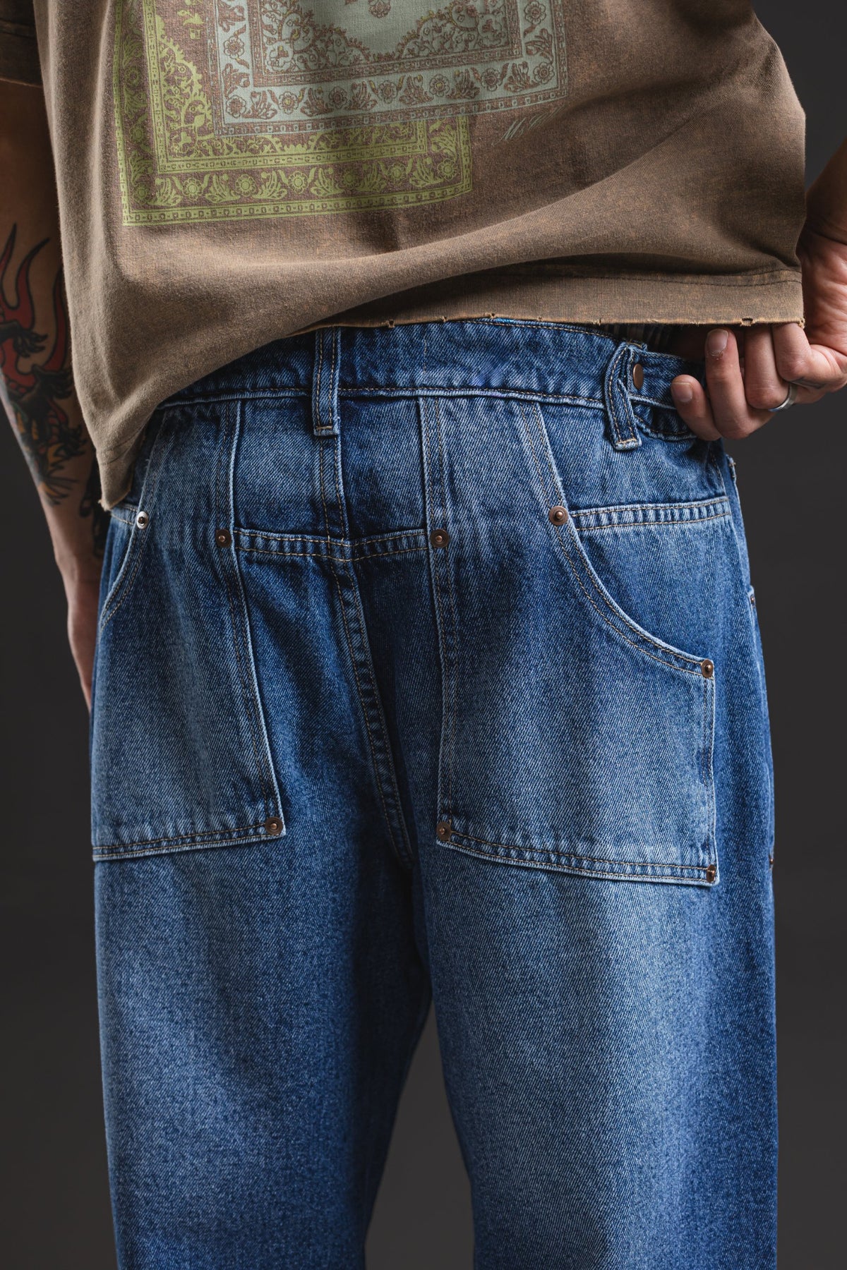 Pantalón Baggy Chopp Blue Ginza, detalle de bolsillos traseros y lengüeta con broche