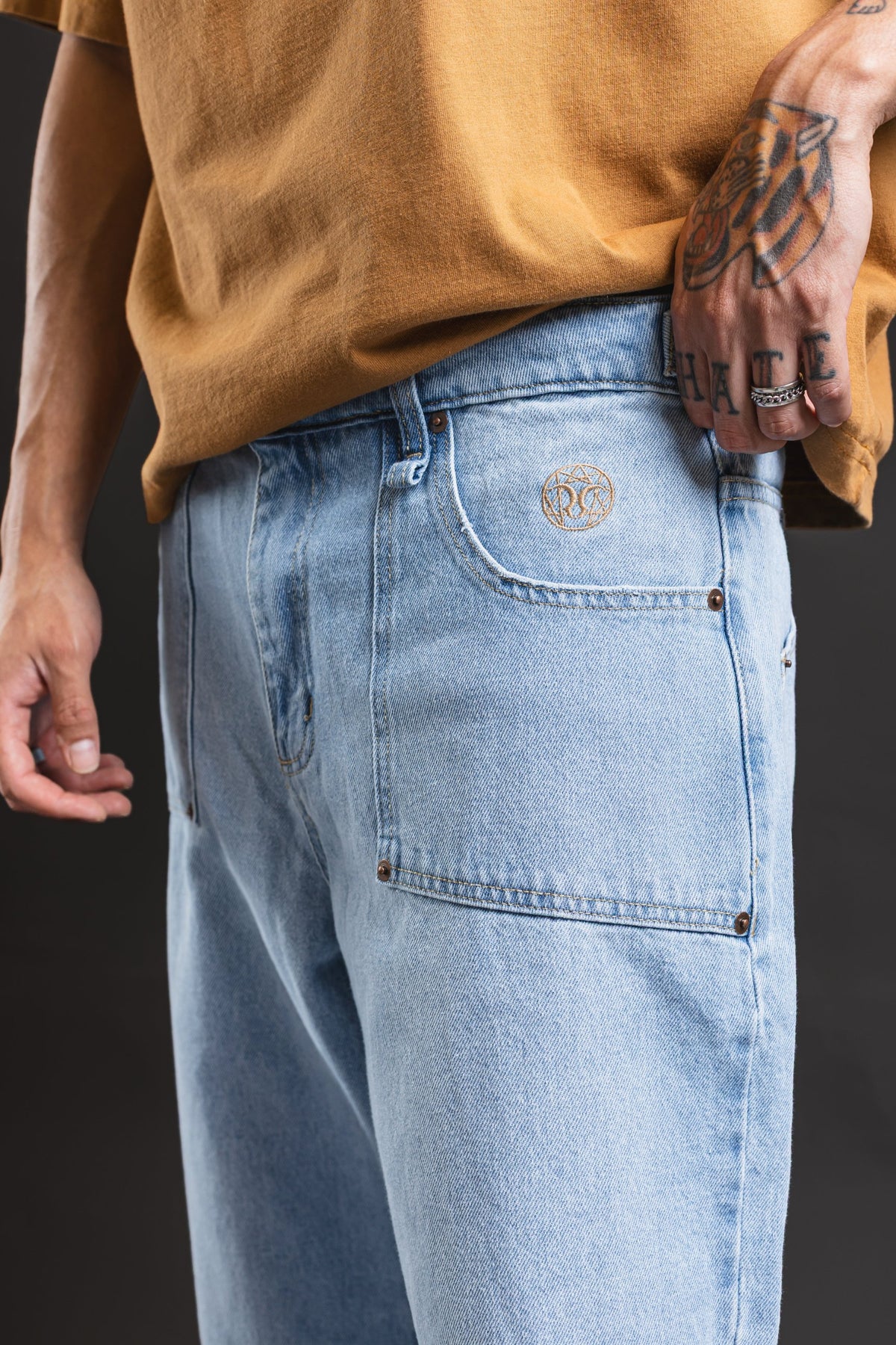 Pantalón Baggy Chopp Ice Shibuya, detalle del bolsillo delantero y emblema bordado