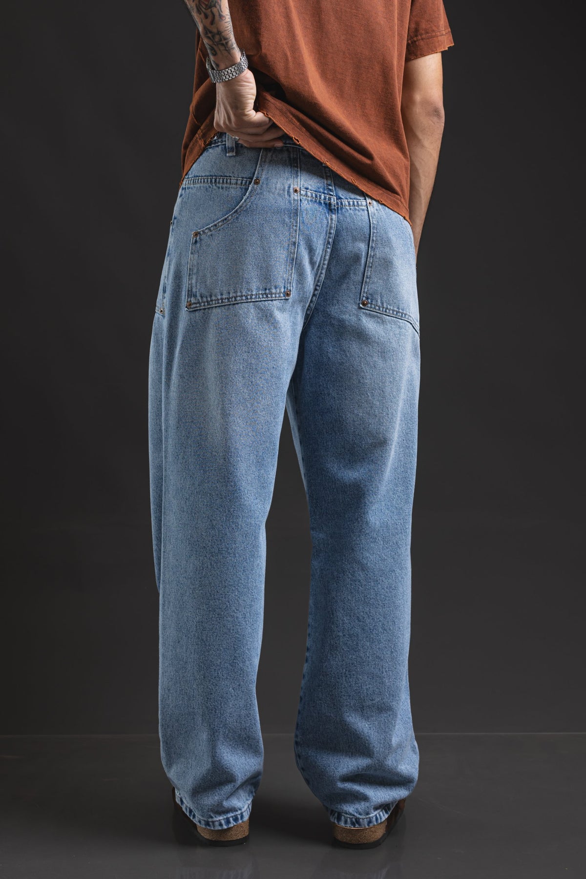 Pantalón Baggy Chopp Snow Nara, vista de espalda de perfil