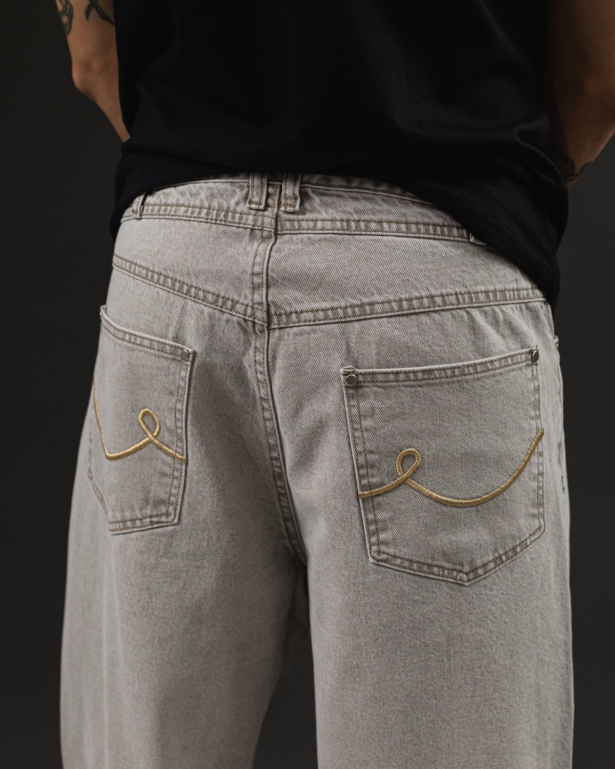 Pantalón Baggy Arena - bolsillos traseros con bordado dorado