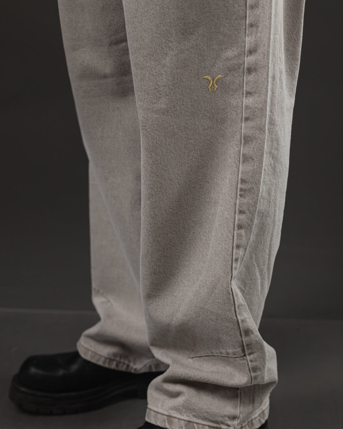 Pantalón Baggy Arena - logo bordado dorado en la pierna