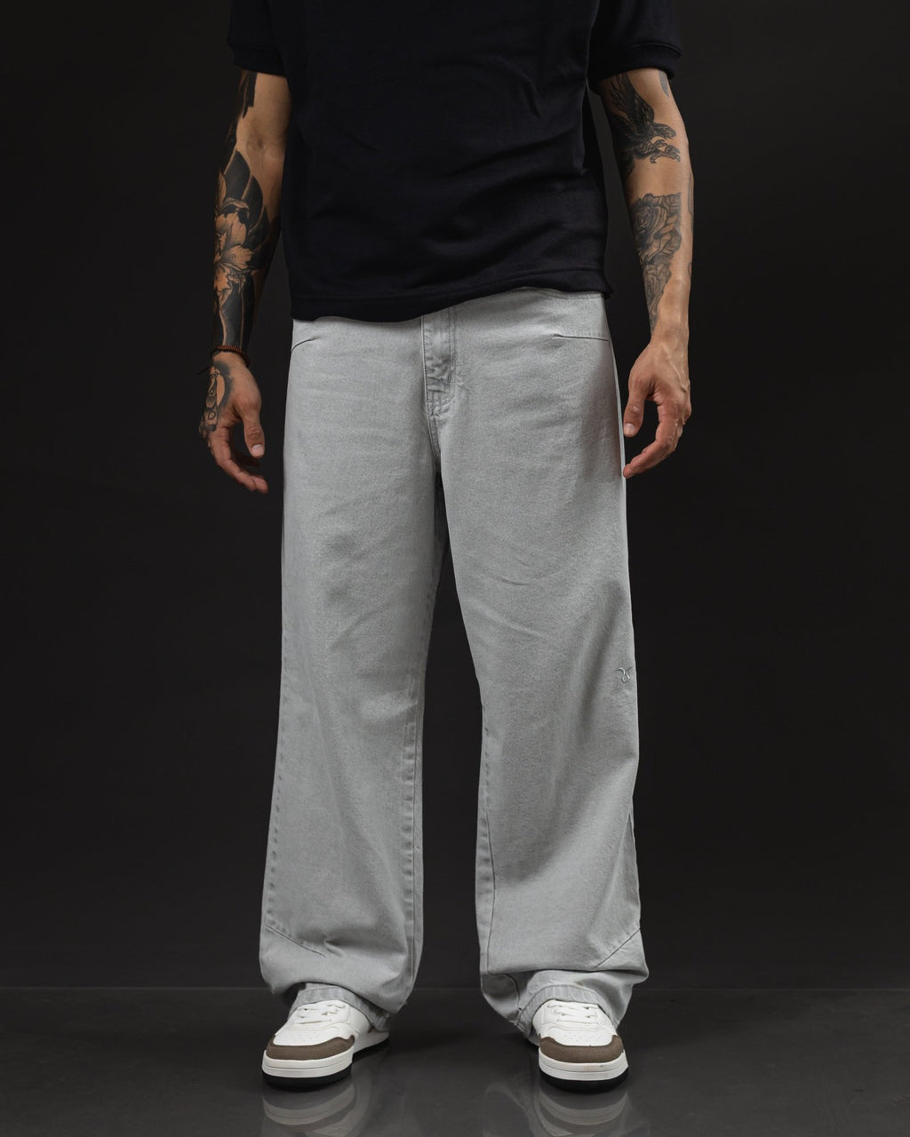 Pantalón Baggy Gris Ice - frente con logo bordado