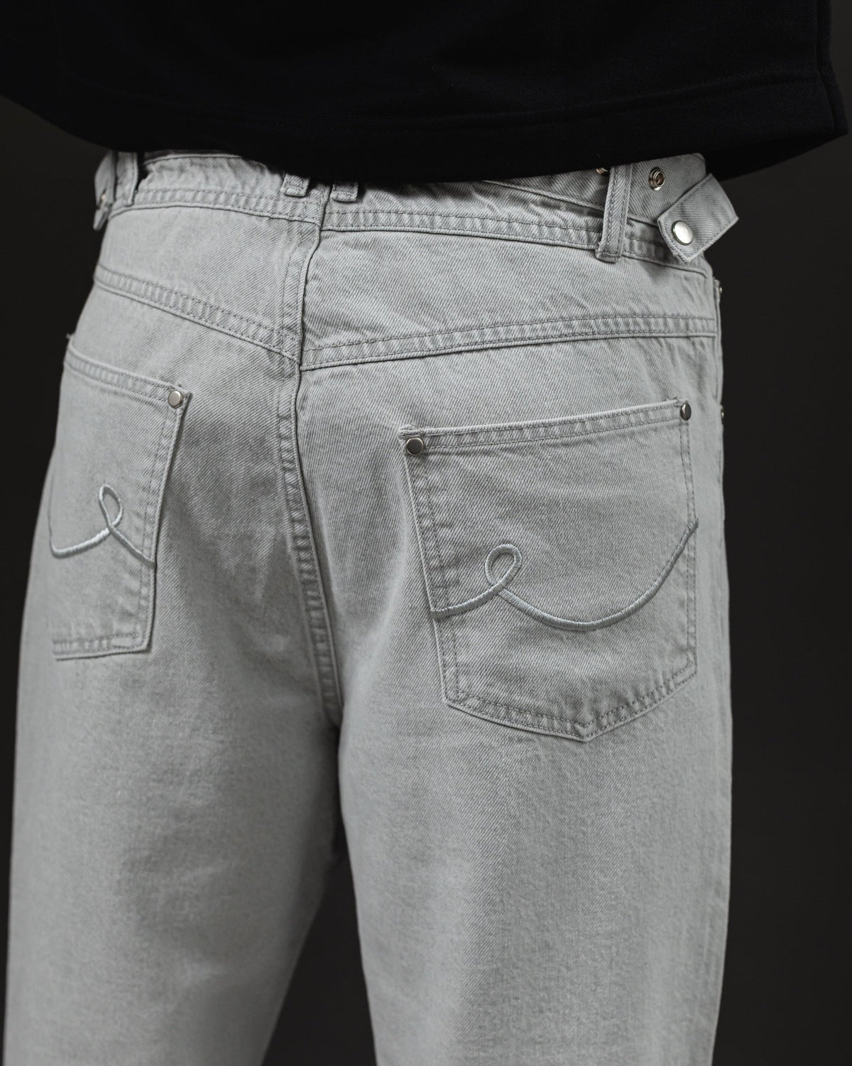 Pantalón Baggy Gris Ice - bolsillos traseros bordados