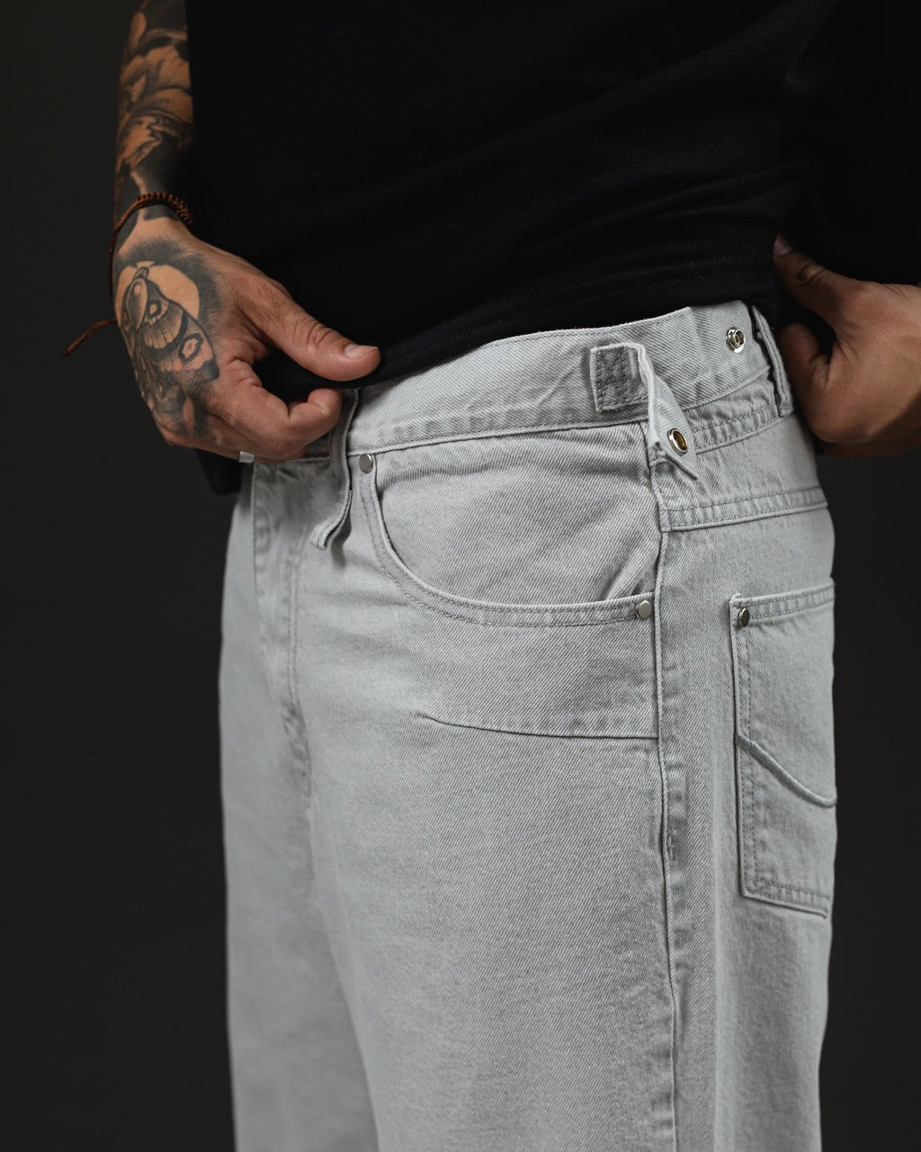 Pantalón Baggy Gris Ice - detalle bolsillo y ajuste de cintura