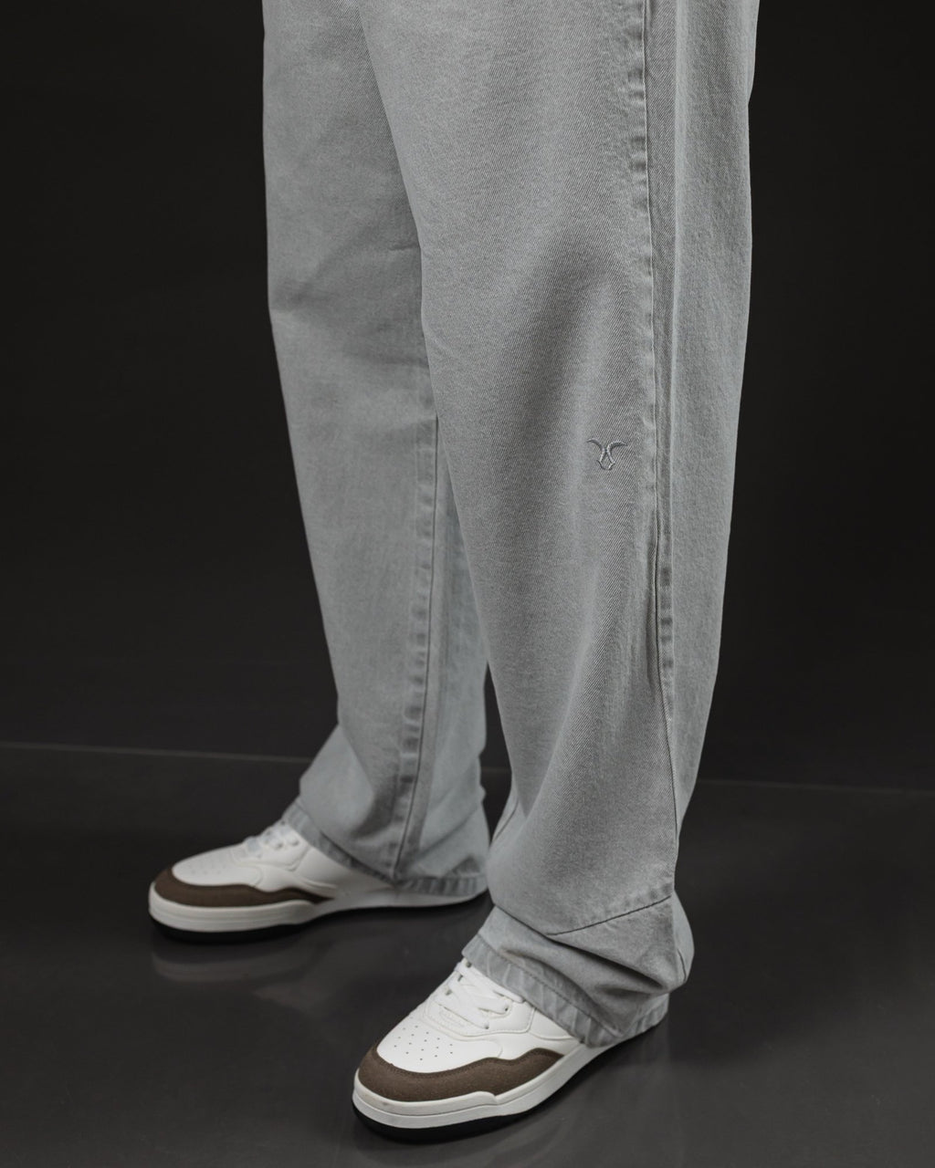 Pantalón Baggy Gris Ice - logo bordado en la pierna
