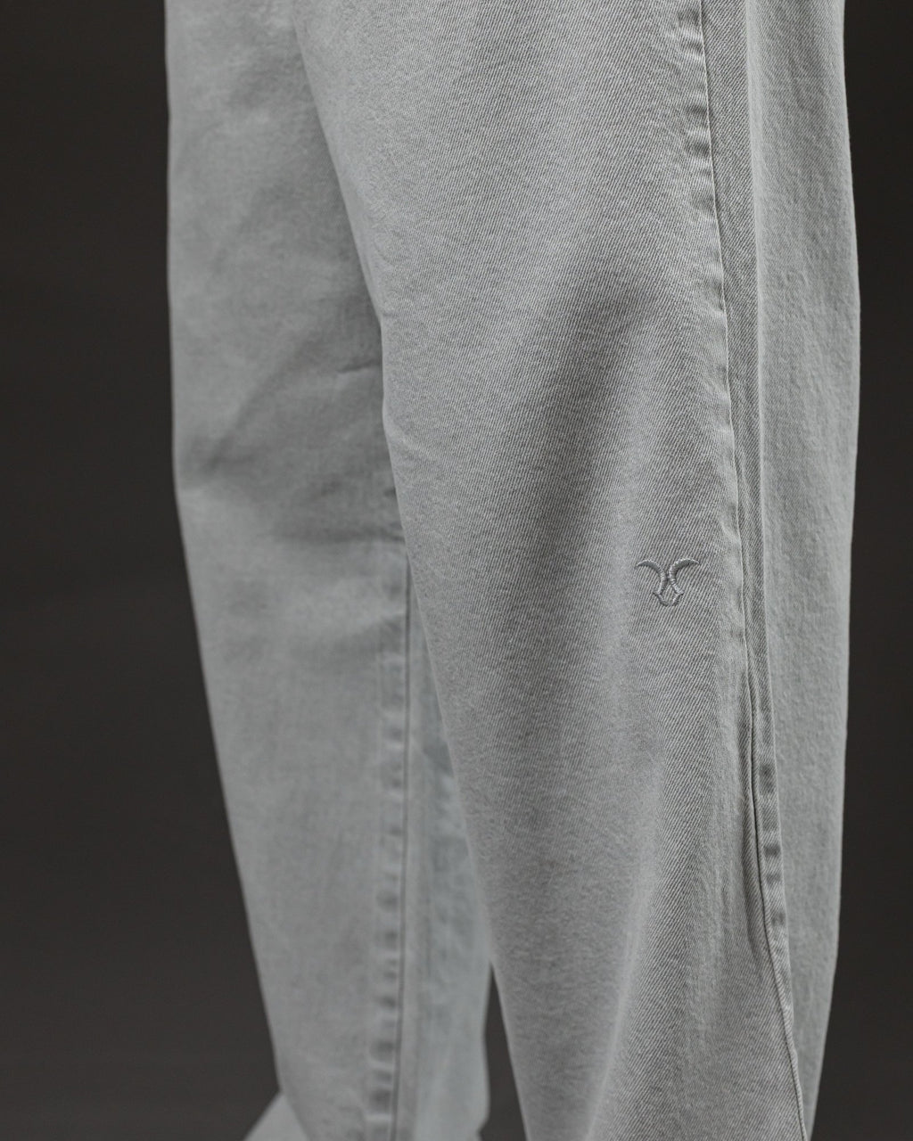 Pantalón Baggy Gris Ice - detalle del logo
