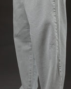 Pantalón Baggy Gris Ice - detalle del logo