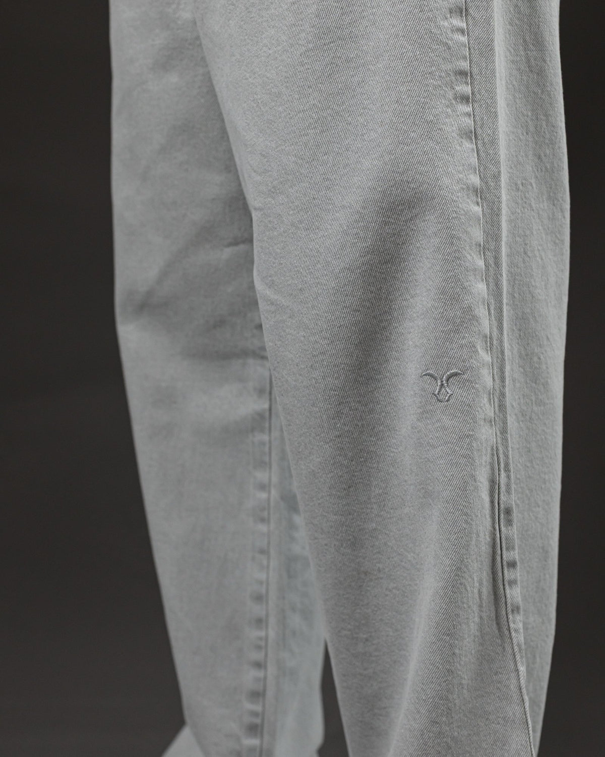 Pantalón Baggy Gris Ice - detalle del logo
