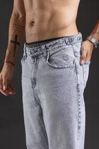 Pantalón baggy OTTO Ice Grey - detalle de bordado y botones