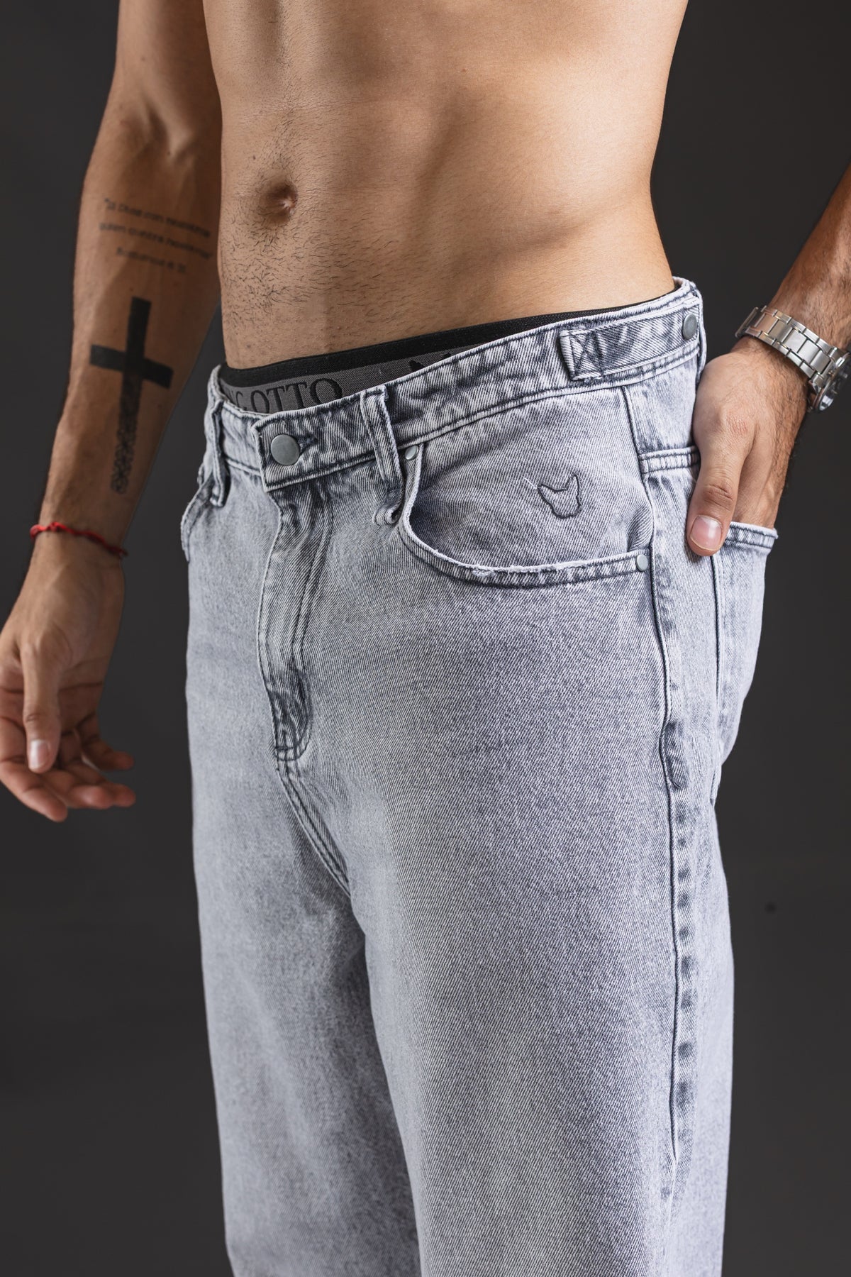 Pantalón baggy OTTO Ice Grey - detalle de bordado y botones