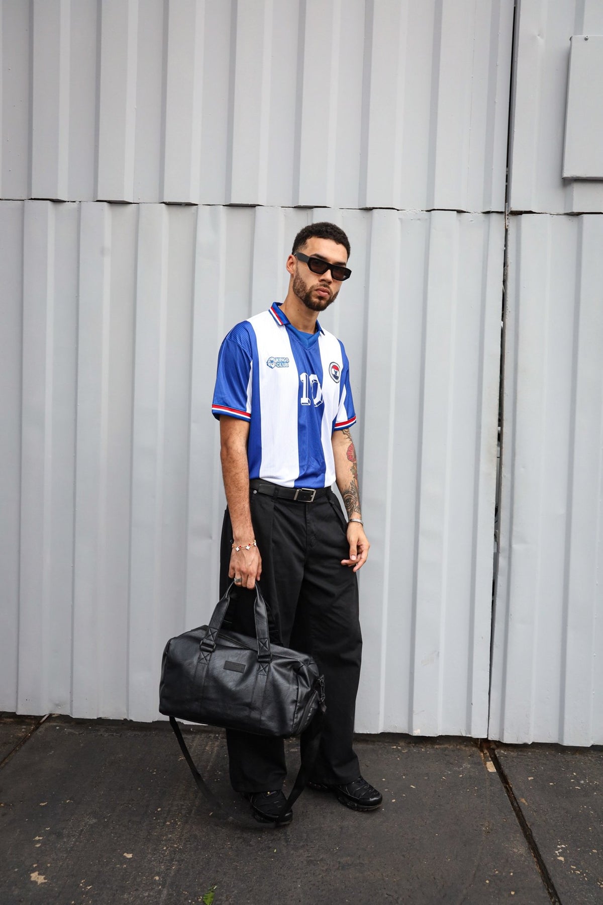 Pantalón OTTO Chino Negro con pinzas estilo japonés - look urbano con camiseta Kings Club y bolso