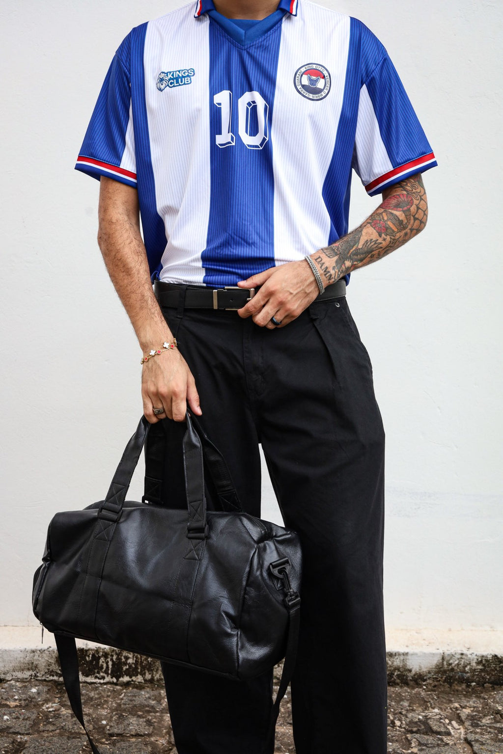 Pantalón OTTO Chino Negro con pinzas estilo japonés - look con cinturón y camiseta Kings Club