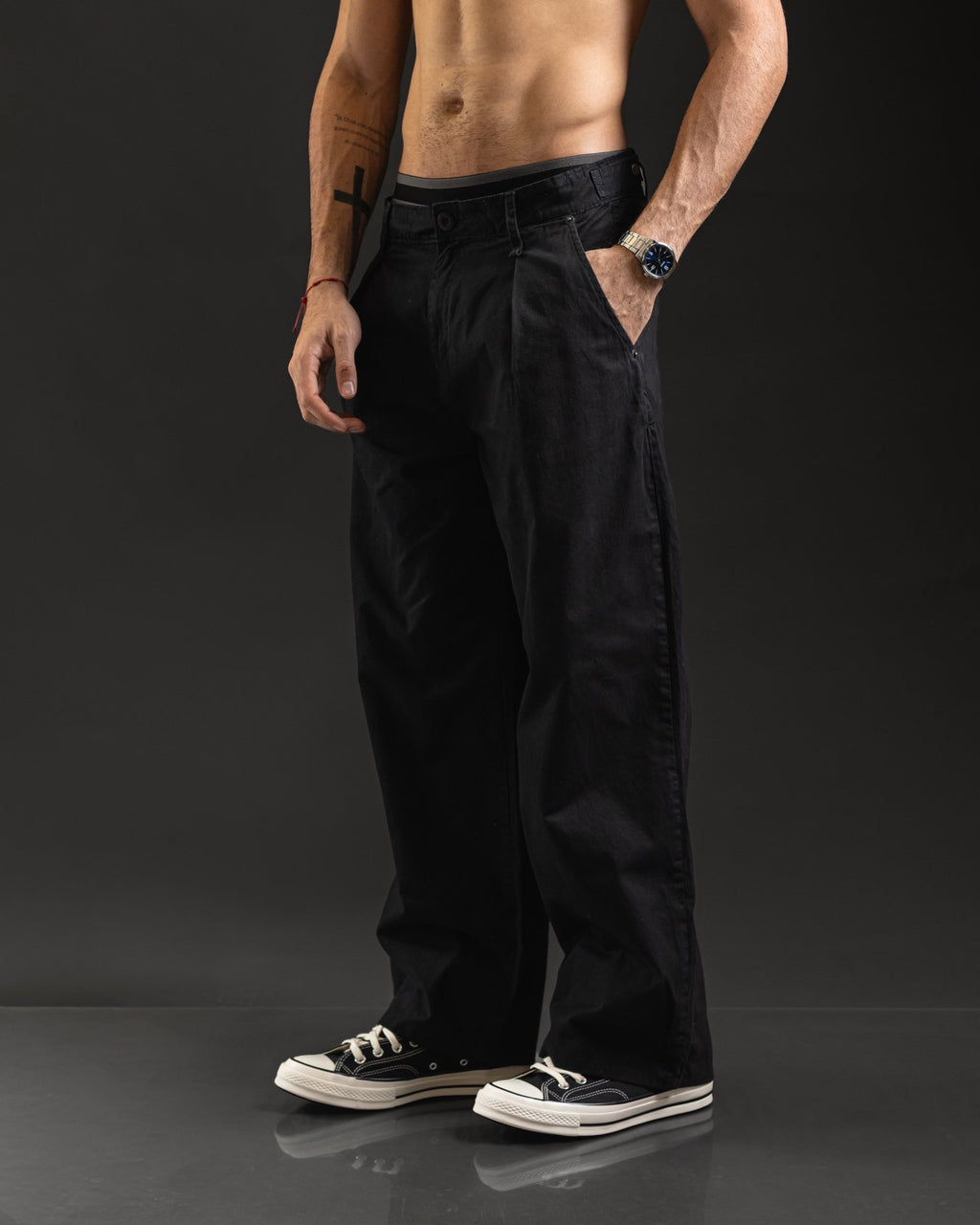 Pantalón OTTO Chino Negro con pinzas estilo japonés - vista 3/4 con mano en el bolsillo