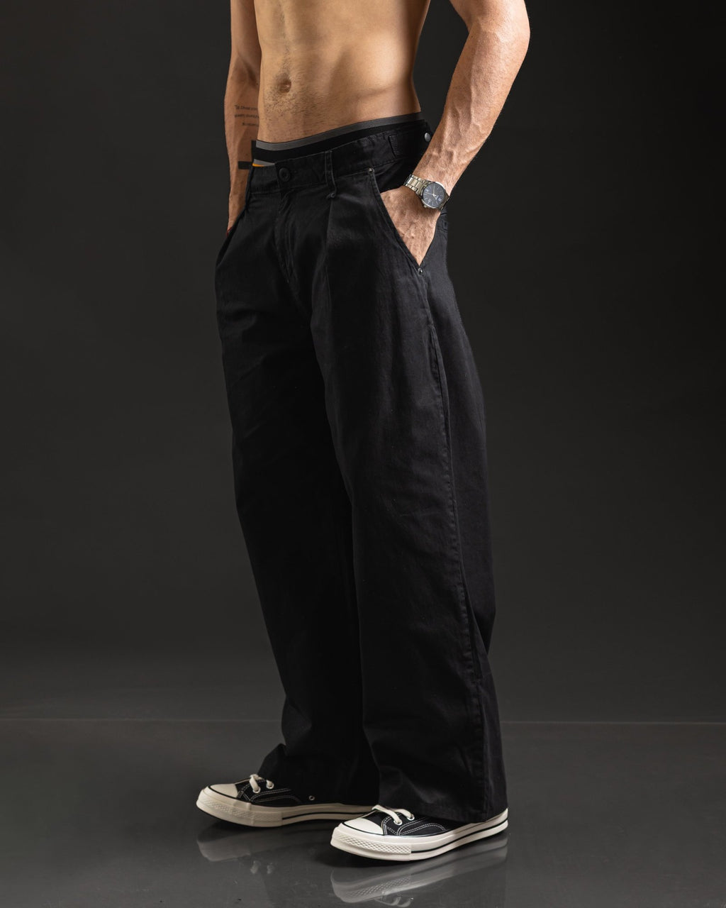 Pantalón OTTO Chino Negro con pinzas estilo japonés - vista lateral, corte ancho