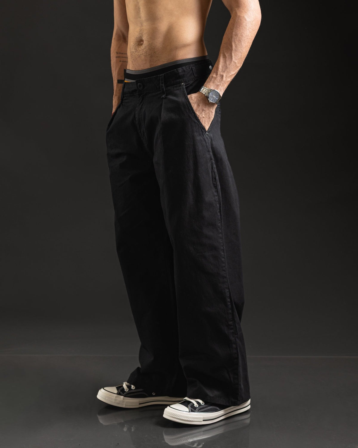 Pantalón OTTO Chino Negro con pinzas estilo japonés - vista lateral, corte ancho