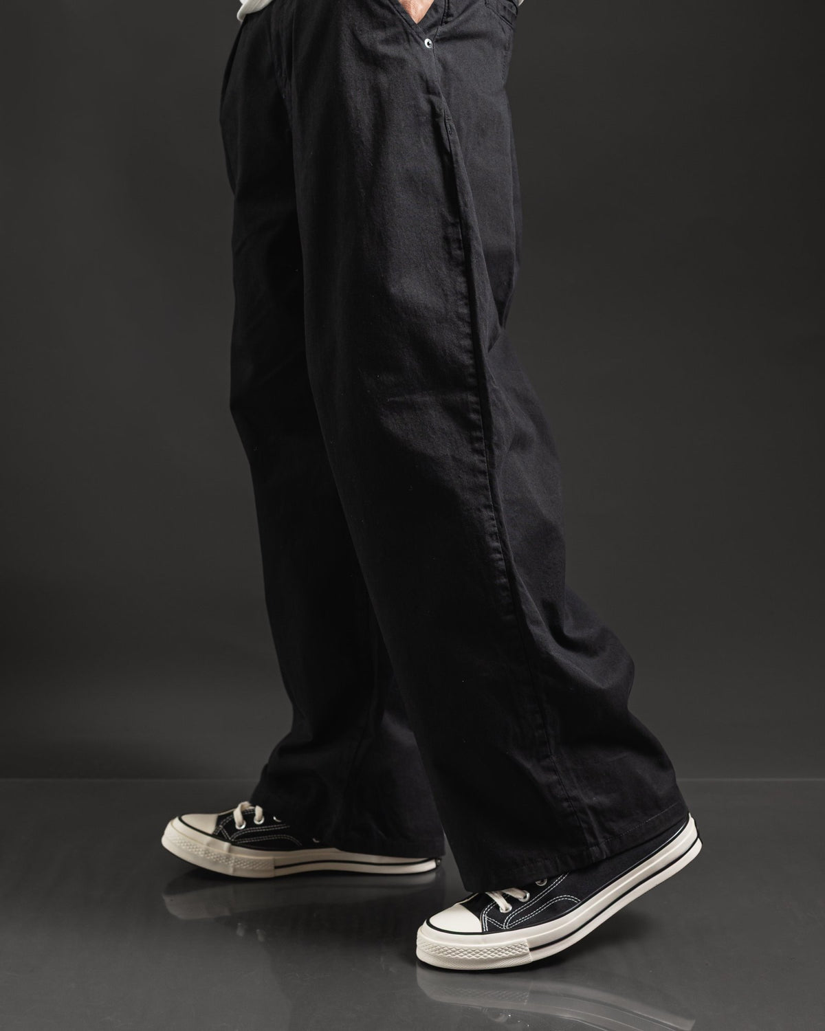 Pantalón OTTO Chino Negro con pinzas estilo japonés - caída de la pierna al caminar