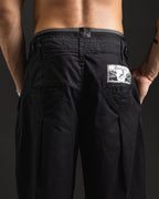 Pantalón OTTO Chino Negro con pinzas estilo japonés - espalda con pinzas y parche Redentor Studios