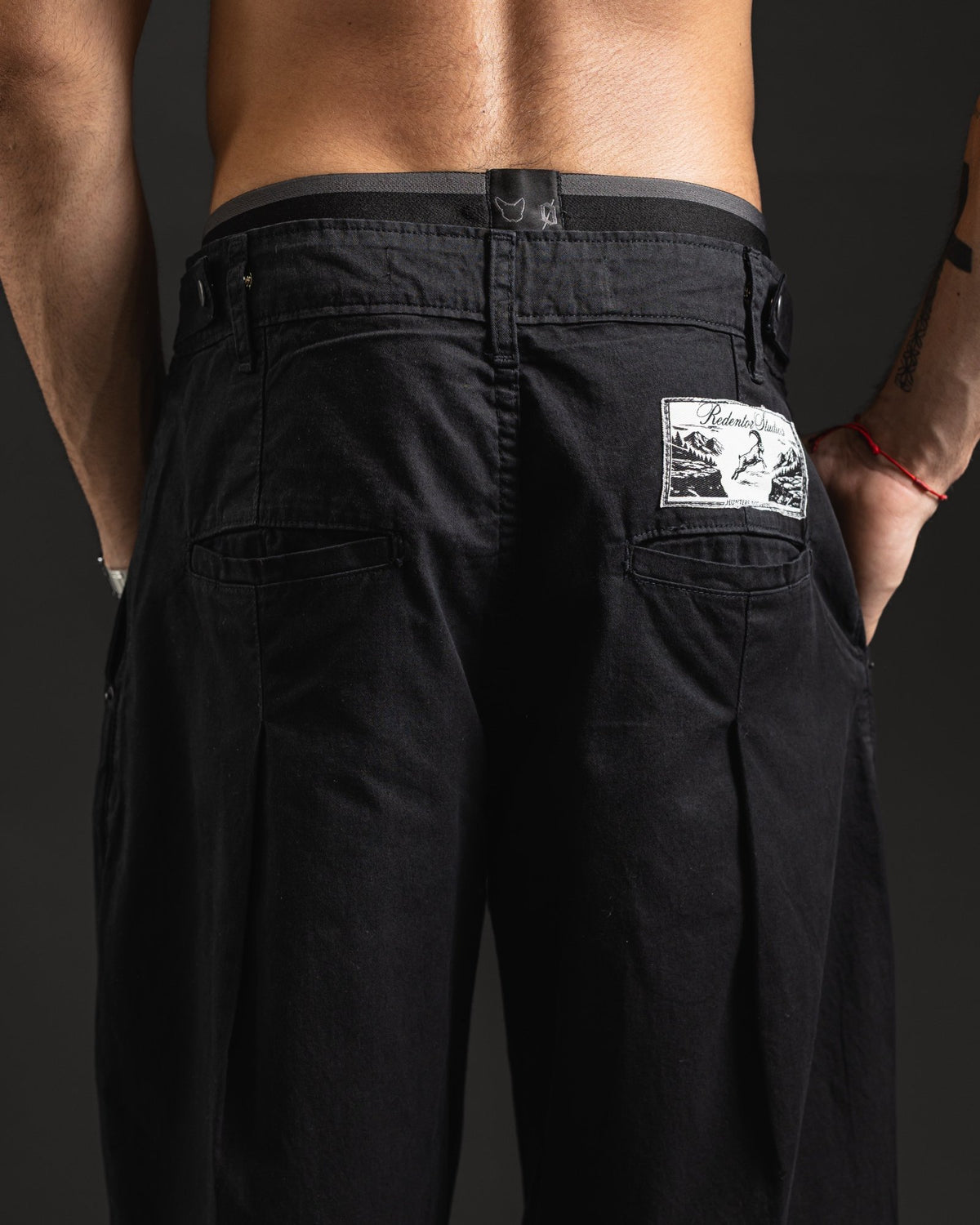 Pantalón OTTO Chino Negro con pinzas estilo japonés - espalda con pinzas y parche Redentor Studios