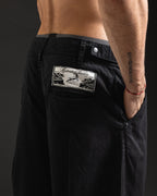 Pantalón OTTO Chino Negro con pinzas estilo japonés - detalle del parche Redentor Studios y bolsillo
