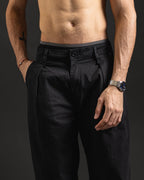 Pantalón OTTO Chino Negro con pinzas estilo japonés - detalle de pinzas frontales y cintura