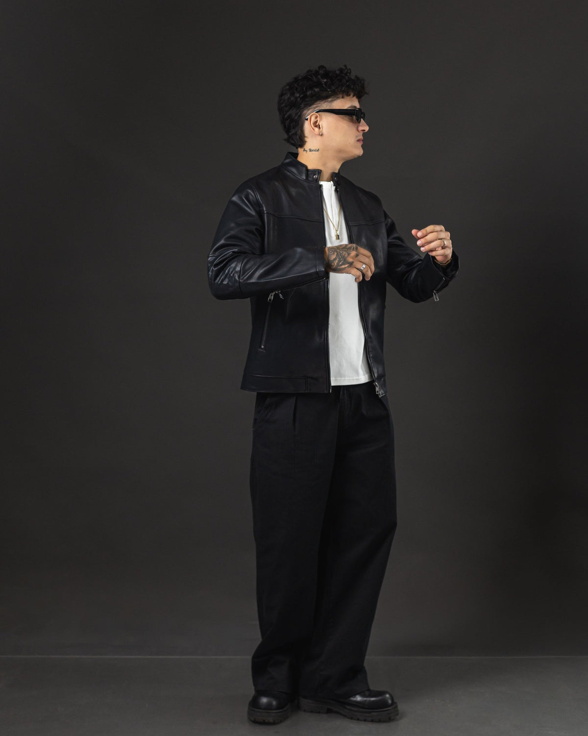 Pantalón OTTO Chino Negro con pinzas estilo japonés - look con campera de cuero