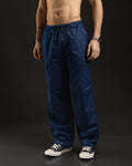 Pantalón REDENTOR Parachute azul de frente, cintura elástica con cordón y bolsillos cargo