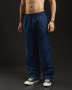 Pantalón REDENTOR Parachute azul de frente, cintura elástica con cordón y bolsillos cargo
