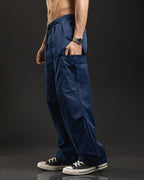 Pantalón REDENTOR Parachute azul de costado, bolsillo cargo y botamanga ajustable