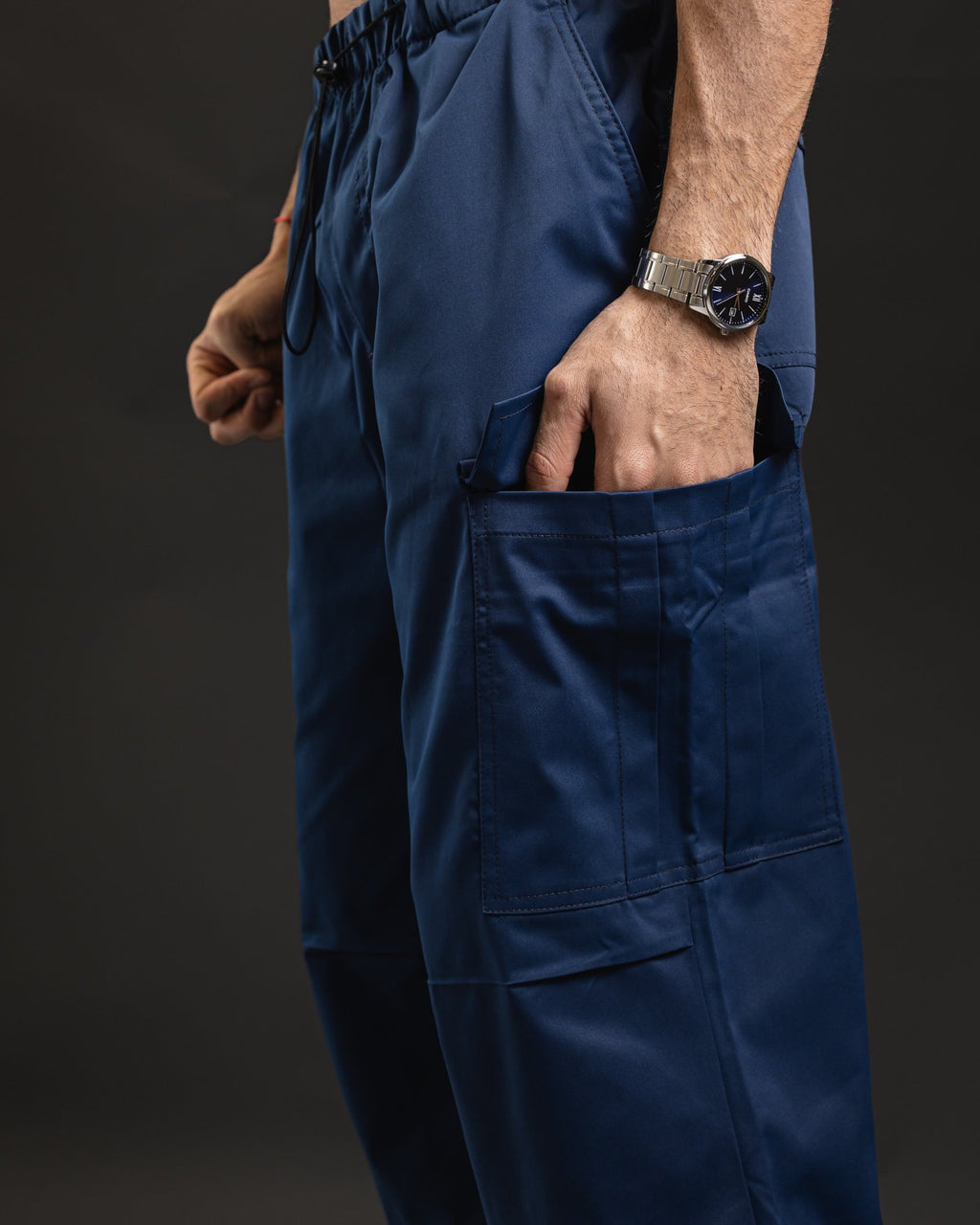 Detalle del bolsillo cargo con fuelle del pantalón REDENTOR Parachute azul