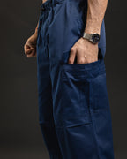 Detalle del bolsillo cargo con fuelle del pantalón REDENTOR Parachute azul