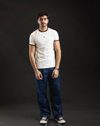 Look de cuerpo entero con pantalón REDENTOR Parachute azul y remera blanca