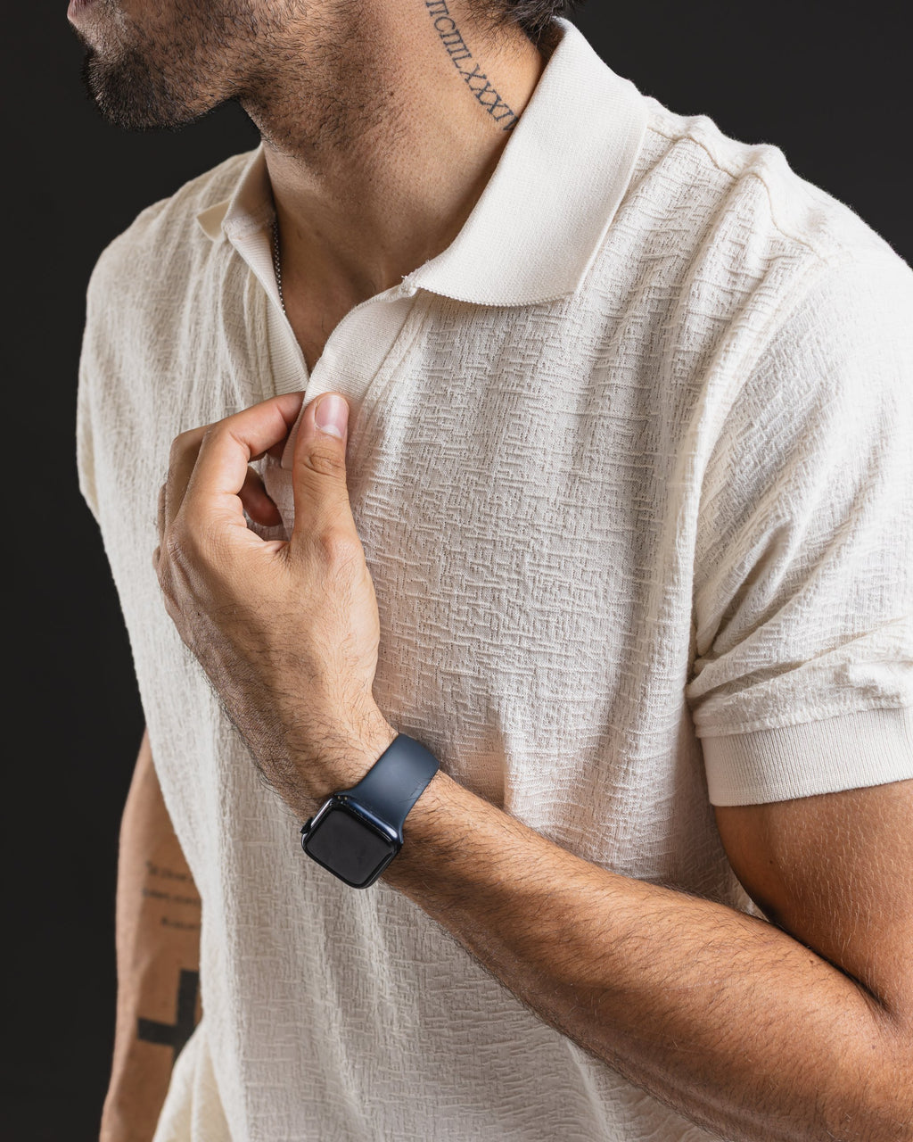 Polo Corrugated Aeropostale marfil – detalle de cuello y textura