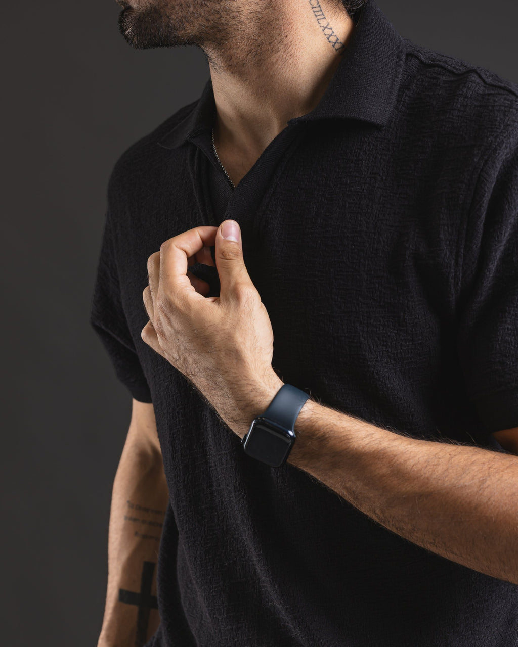 Polo Corrugated Aeropostale negro – detalle de cuello y textura
