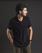 Polo Corrugated Aeropostale negro – vista de tres cuartos