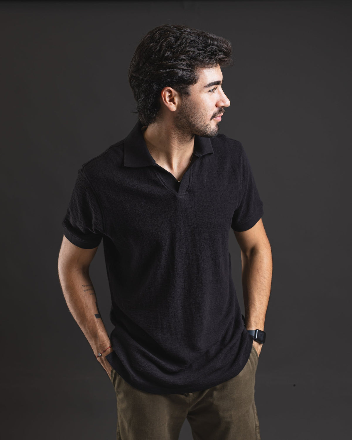 Polo Corrugated Aeropostale negro – vista de tres cuartos