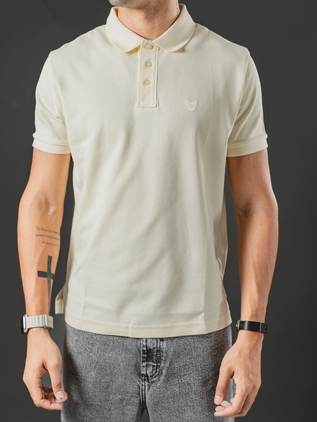 Polo OTTO New Basic crema/blanco – primer plano de cuello, botones y bulldog bordado en blanco