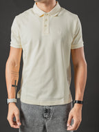 Polo OTTO New Basic crema/blanco – primer plano de cuello, botones y bulldog bordado en blanco