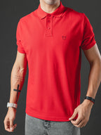 Polo OTTO Basic rojo/negro – primer plano de cuello, botones y bulldog bordado en negro