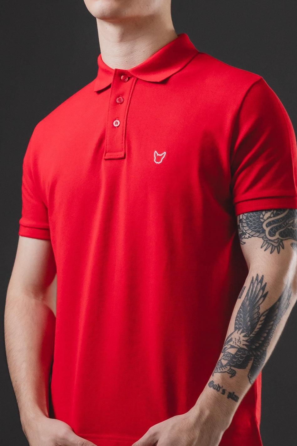Polo OTTO Basic rojo/blanco – primer plano de cuello, botones y bulldog bordado en blanco
