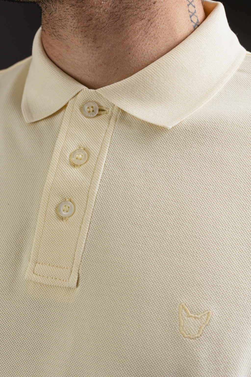 Polo OTTO New Basic crema – primer plano de cuello, botones y logo
