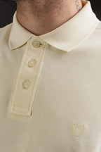 Polo OTTO New Basic crema – primer plano de cuello, botones y logo