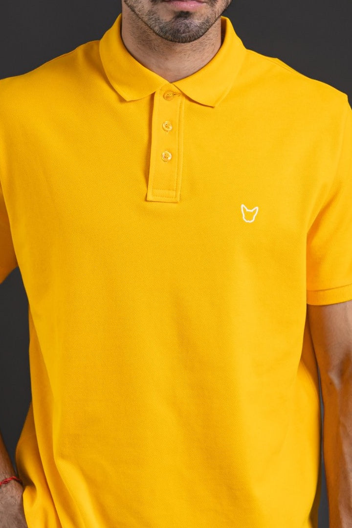 Polo OTTO New Basic mostaza – primer plano de cuello y logo blanco