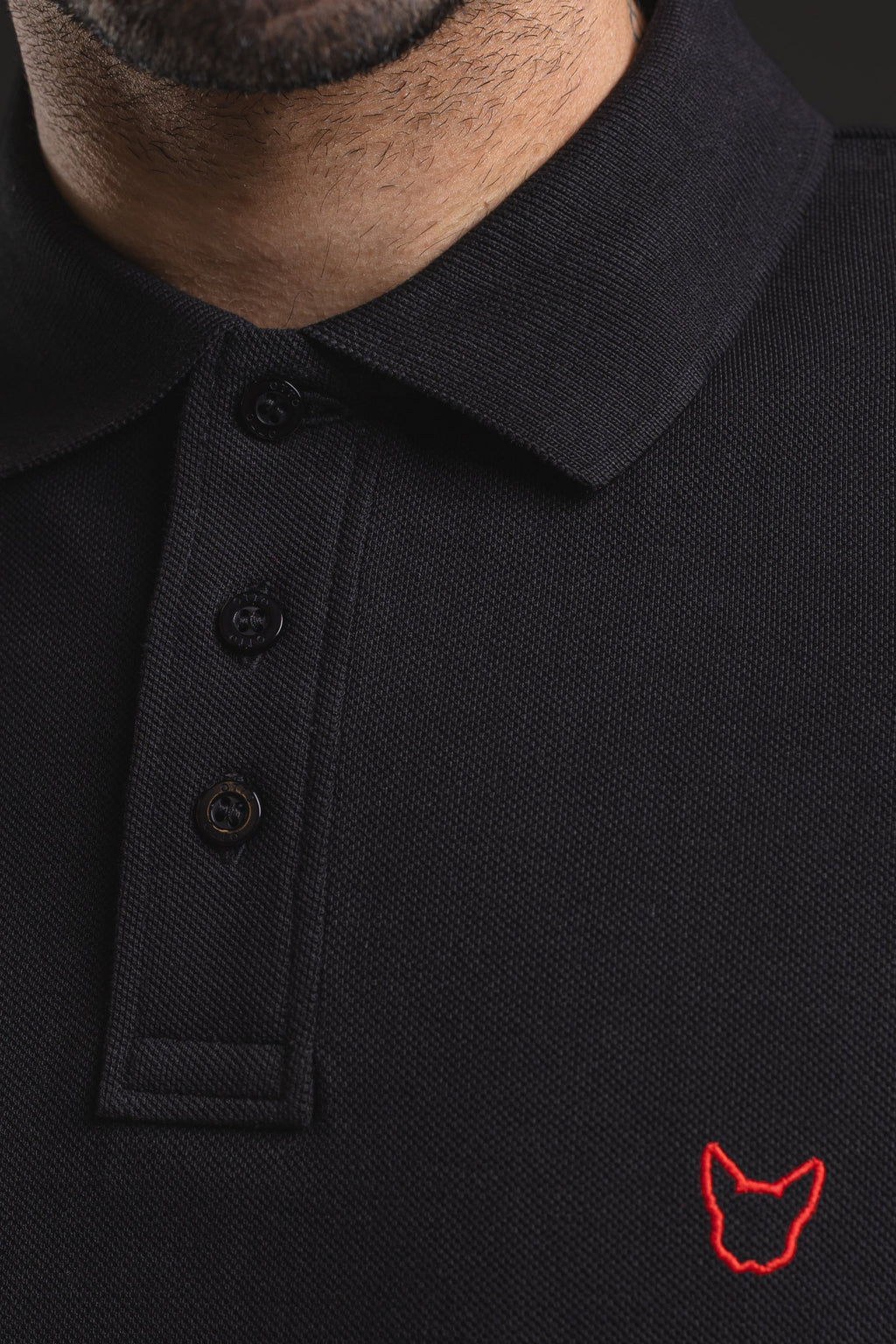 Polo OTTO New Basic negro – primer plano de botones y logo rojo