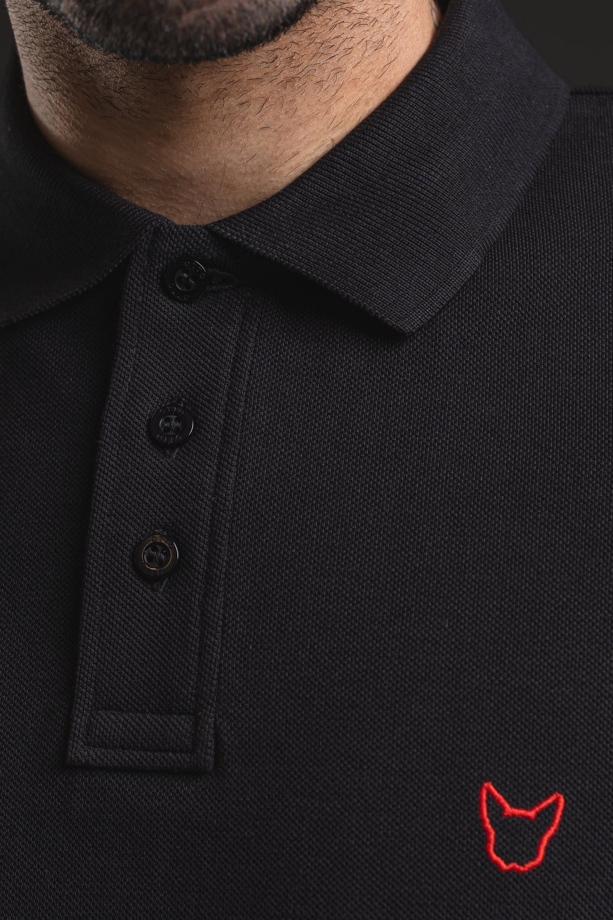 Polo OTTO New Basic negro – primer plano de botones y logo rojo