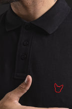 Polo OTTO New Basic negro – detalle del bulldog bordado en rojo